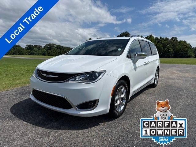 2017 Chrysler Pacifica Limited's photo