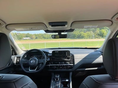 2025 Nissan Pathfinder SL